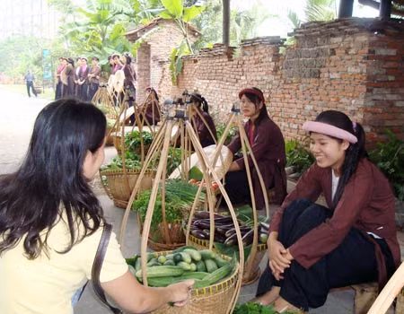 3. Lễ hội ẩm thực ở công viên Hồ Tây Từ 30/12 đến 2/1/2012, tại công viên Hồ Tây (Hà Nội) sẽ diễn ra lễ hội ẩm thực Hà Thành với 60 gian hàng với đủ loại món ăn truyền thống của người Hà Nội. Du khách đến thưởng lãm và vui chơi đều được miễn vé vào cửa.