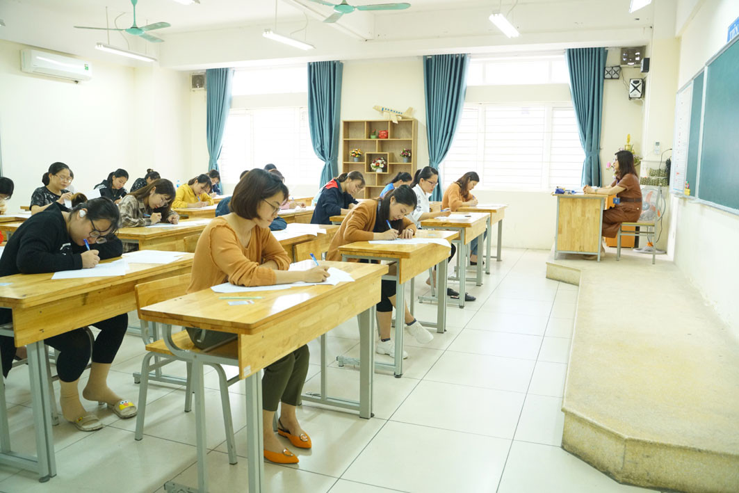 Ảnh minh họa, thí sinh làm bài thi trong kỳ thi tuyển và xét tuyển viên chức các cơ sở giáo dục công lập trực thuộc ủy ban nhân dân quận, huyện, thị xã năm 2019 của thành phố Hà Nội. Ảnh: Hữu Tiệp / Báo Hà Nội Mới. Ảnh minh họa, thí sinh làm bài thi trong kỳ thi tuyển và xét tuyển viên chức các cơ sở giáo dục công lập trực thuộc ủy ban nhân dân quận, huyện, thị xã năm 2019 của thành phố Hà Nội. Ảnh: Hữu Tiệp / Báo Hà Nội Mới.