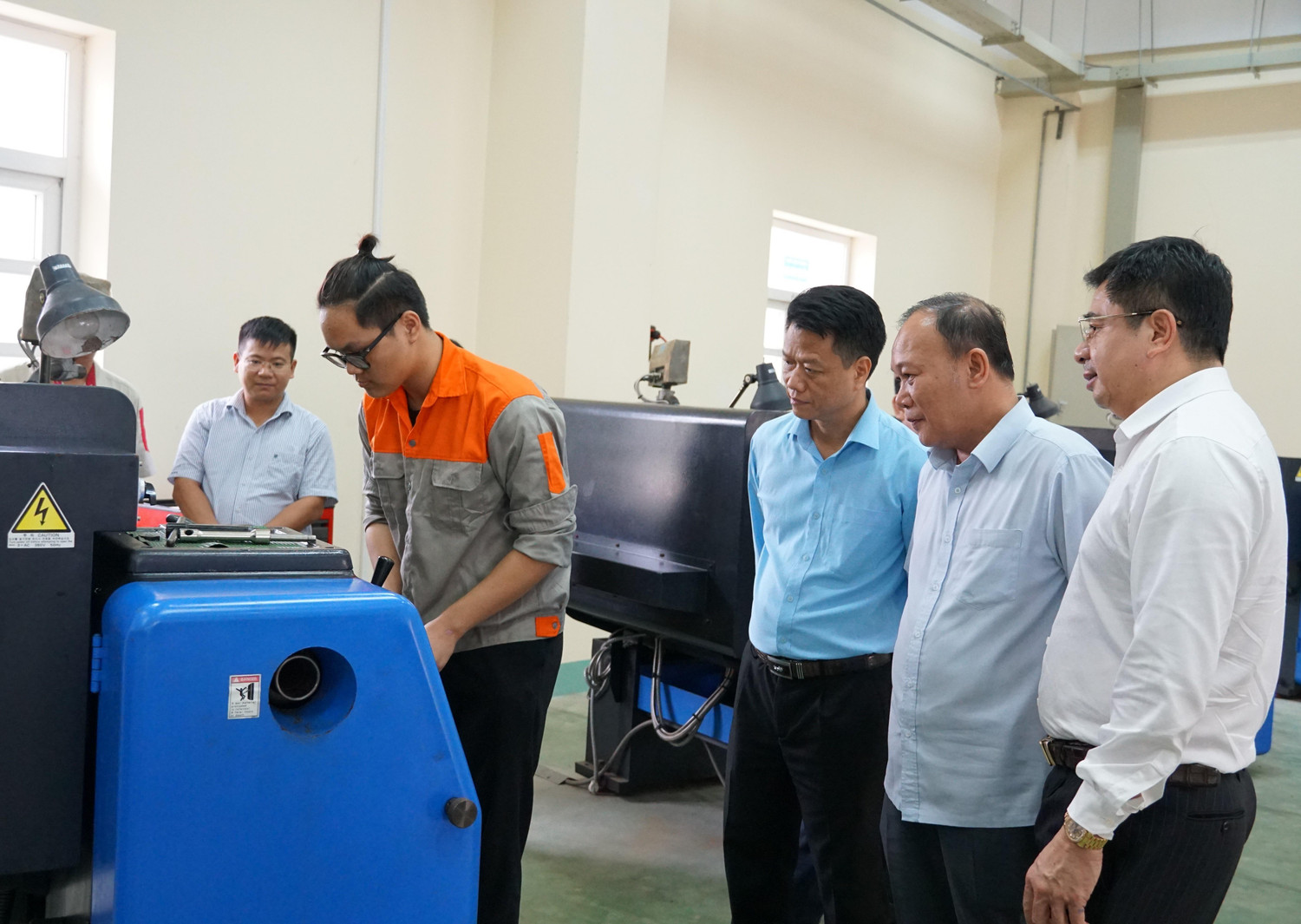 Lãnh đạo Sở Lao động - Thương binh và Xã hội Quảng Ninh tới thăm quan cơ sở vật chất, đồng thời lắng nghe những khó khăn và vướng mắc của nhà trường sau khi sáp nhập (Ảnh: Phạm Linh)