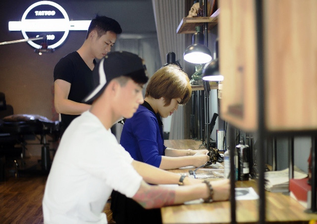Ngoài làm nghề, Nguyễn Quang Tuệ còn nhận đào tạo cả học viên. Ngoài làm nghề, Nguyễn Quang Tuệ còn nhận đào tạo cả học viên.