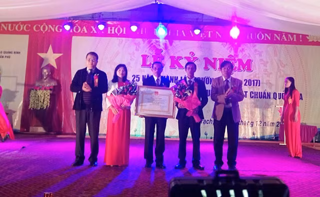Lãnh đạo nhà trường nhận bằng công nhận trường trung học đạt chuẩn Quốc gia.