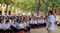 Có nằm mơ con cũng không nghĩ được gặp Giáo sư ngay tại ngôi trường vùng quê này ảnh 2
