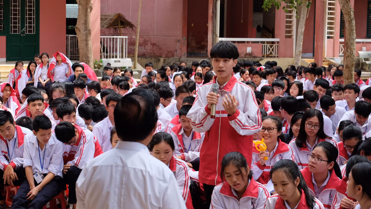Tất cả các thắc mắc của các em học sinh trường Lê Quý Đôn đã được Giáo sư Nguyễn Lân Dũng giải đáp đầy đủ. (Ảnh: LC) Tất cả các thắc mắc của các em học sinh trường Lê Quý Đôn đã được Giáo sư Nguyễn Lân Dũng giải đáp đầy đủ. (Ảnh: LC)