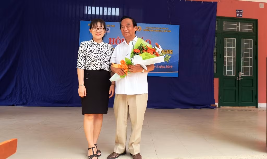 Đại diện trường Lê Quý Đôn, cô giáo Hà Lệ Chi đã tặng hoa và cảm ơn Giáo sư Nguyễn Lân Dũng. (Ảnh: LC) Đại diện trường Lê Quý Đôn, cô giáo Hà Lệ Chi đã tặng hoa và cảm ơn Giáo sư Nguyễn Lân Dũng. (Ảnh: LC)