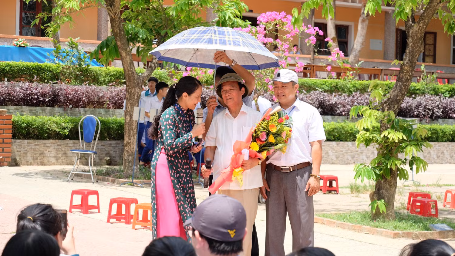 Thầy và trò cùng ngược nắng sân trường. (ảnh: LC)