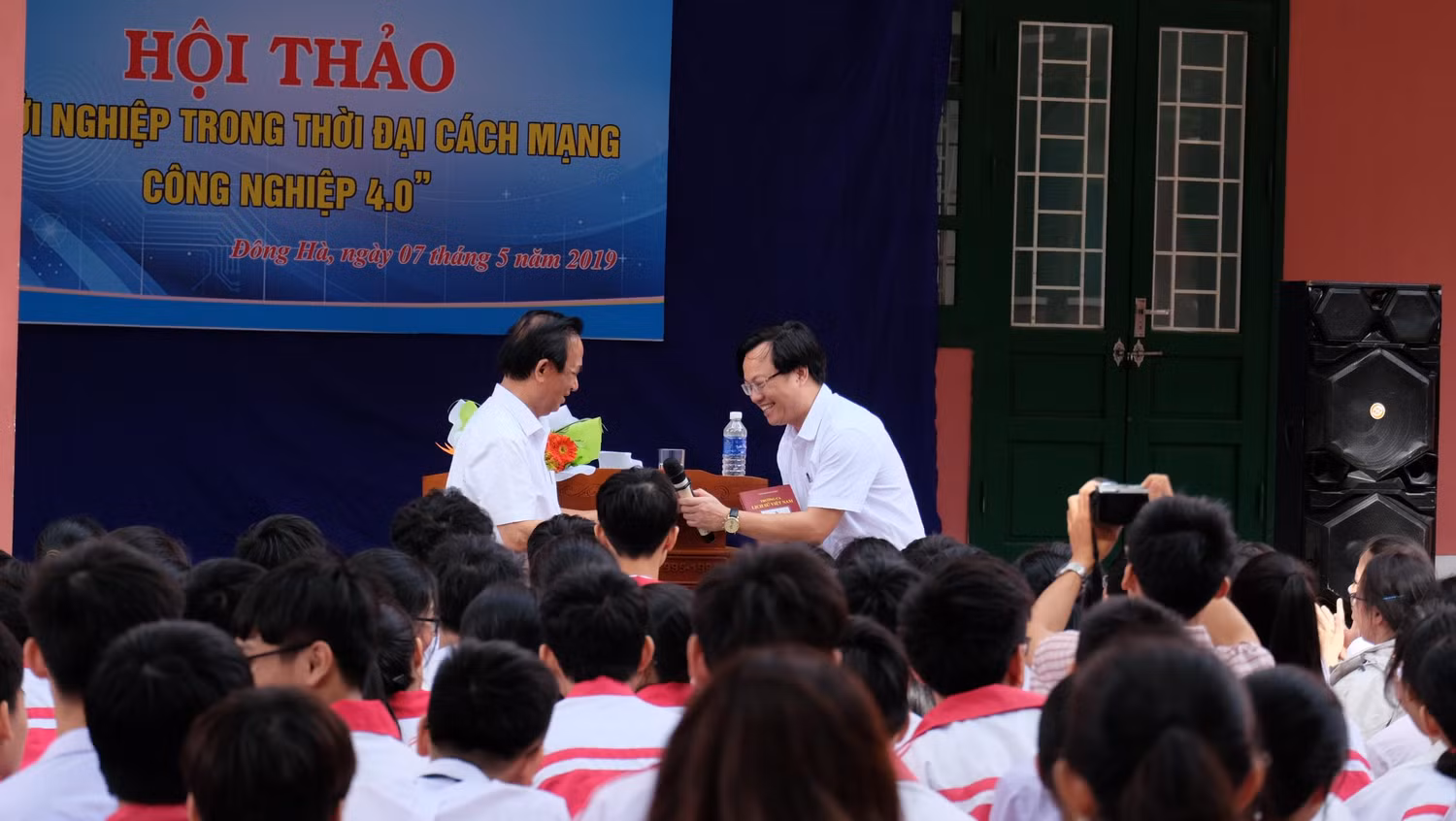 Những cuốn sách là món quà đầy ý nghĩa của Giáo sư Nguyễn Lân Dũng gửi tới các giáo viên trường chuyên Lê Quý Đôn. (Ảnh: LC) Những cuốn sách là món quà đầy ý nghĩa của Giáo sư Nguyễn Lân Dũng gửi tới các giáo viên trường chuyên Lê Quý Đôn. (Ảnh: LC)