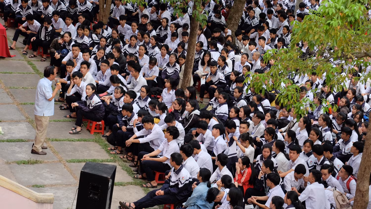 Sân trường ngày nay không còn là những hố bom đau thương nữa, sân trường ở Quảng Trị đã nhường lại màu xanh của bình yên và khát vọng tuổi trẻ. (ảnh: LC)