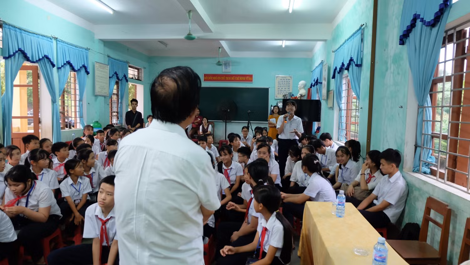Gian phòng nhỏ giao lưu ấm cúng giữa "cụ giáo" và các học trò nhí. (Ảnh: LC)