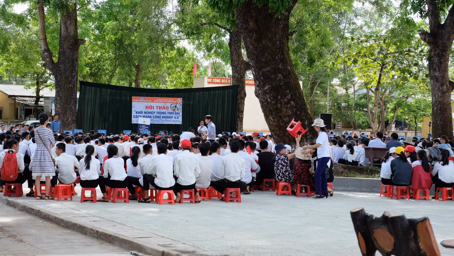 Nhưng buổi hội thảo được tổ chức ngay dưới tán lá sân trường. (Ảnh: LC)