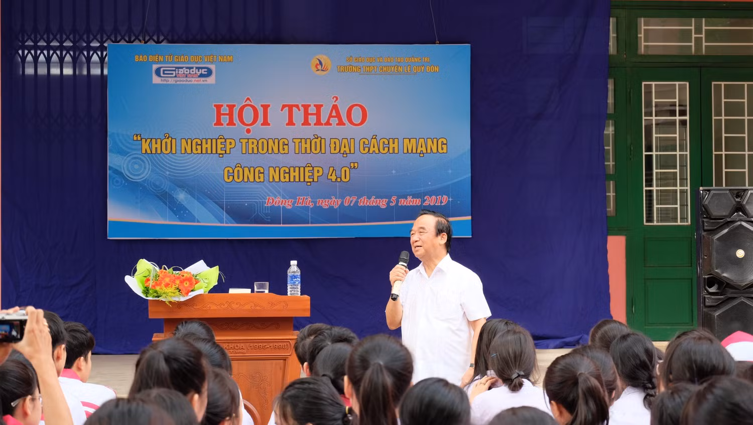 Sự gần gũi trong việc chia sẻ kiến thức của Giáo sư Nguyễn Lân Dũng đã gây ấn tượng mạnh với các em học sinh. (Ảnh: LC) Sự gần gũi trong việc chia sẻ kiến thức của Giáo sư Nguyễn Lân Dũng đã gây ấn tượng mạnh với các em học sinh. (Ảnh: LC)