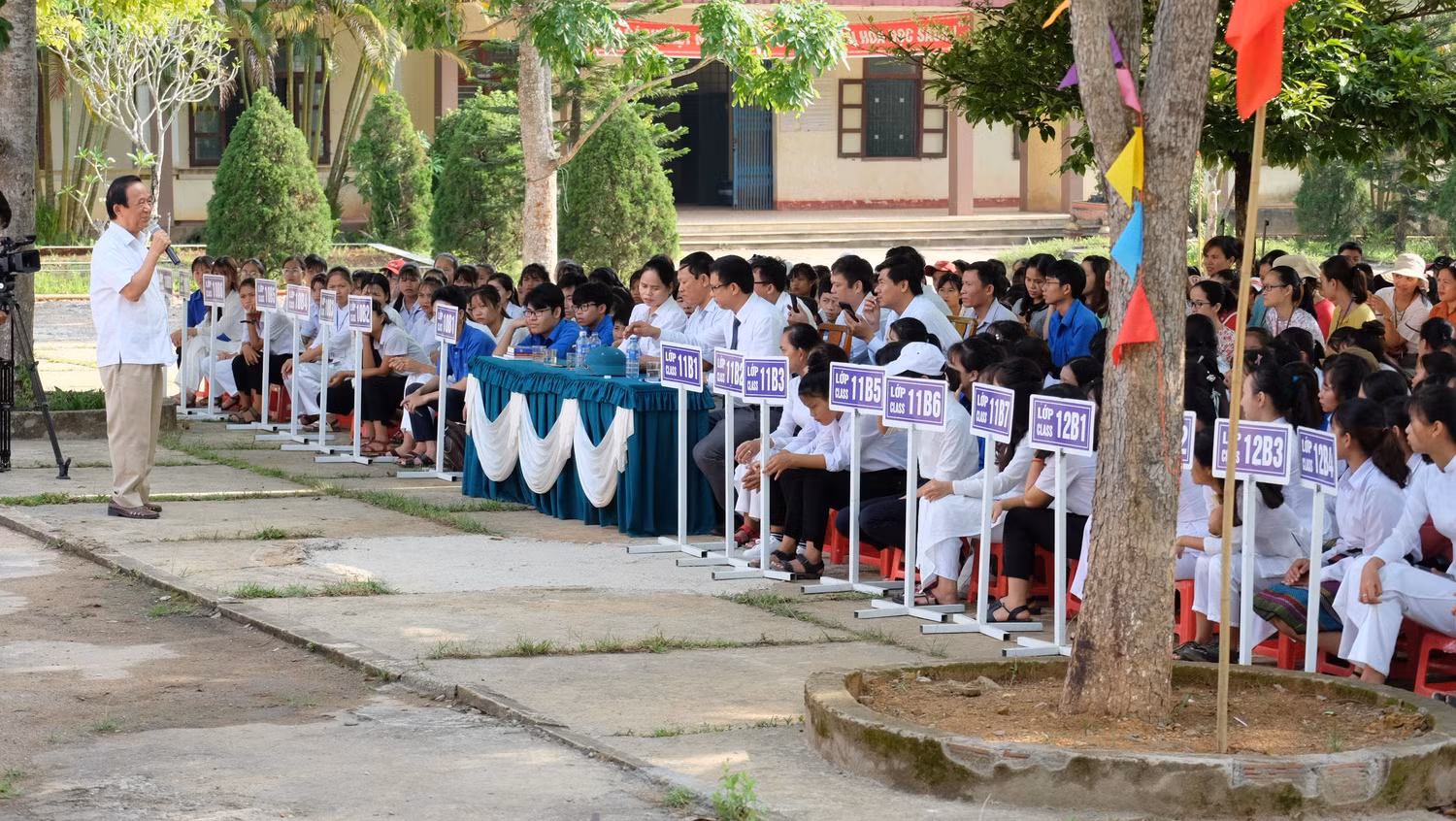 Giáo sư Nguyễn Lân Dũng ân cần, gần gũi với các em học sinh trường Đakrông. (Ảnh: LC)