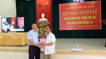 Ông Lê Tiến Dũng, Bí thư thị xã Quảng Trị tặng hoa Giáo sư Nguyễn Lân Dũng.