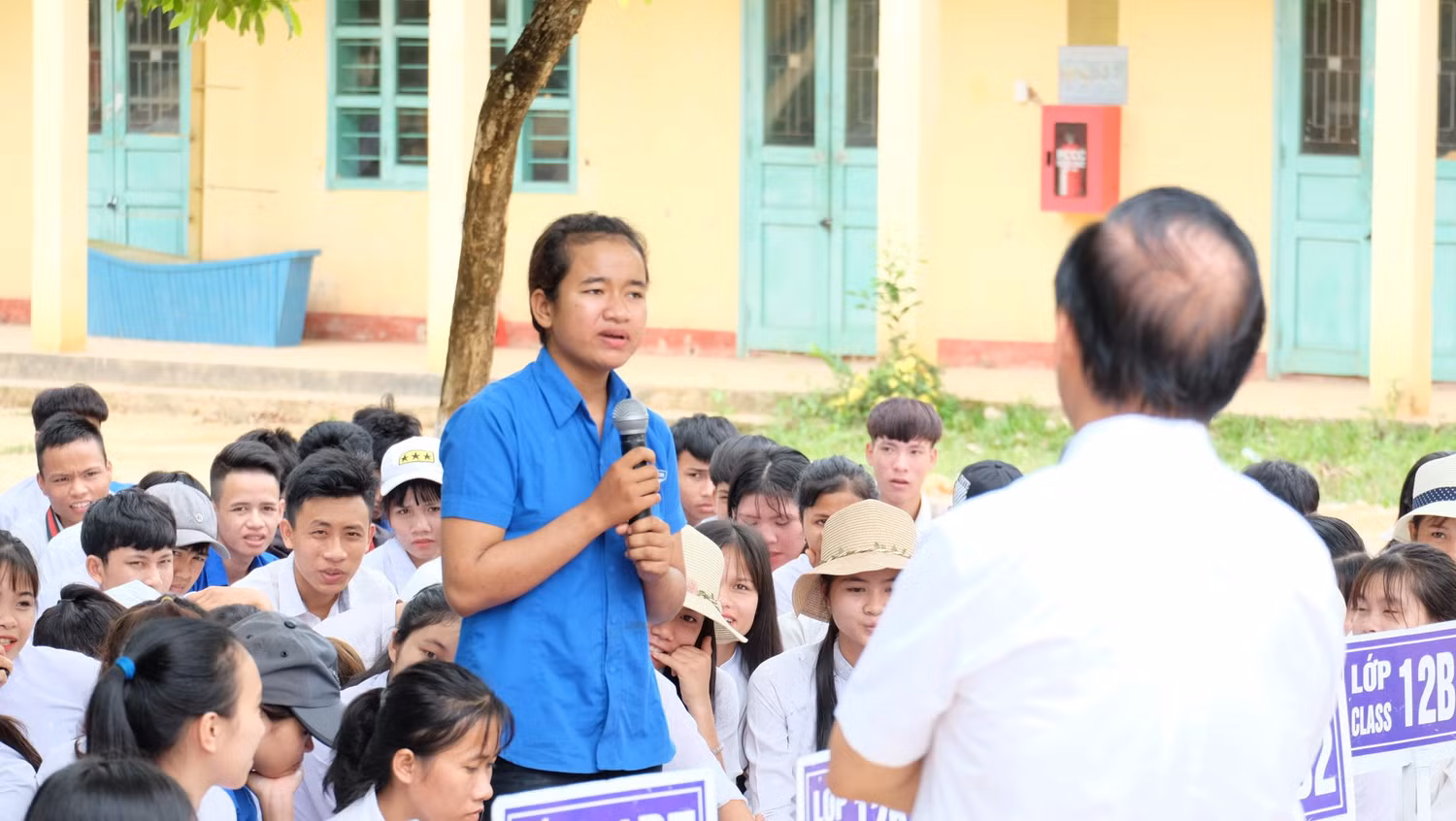 Những thắc mắc rất sát với thực tiễn của các em người dân tộc Vân Kiều đã được Giáo sư giải đáp và động viên rất kịp thời. (Ảnh: LC)