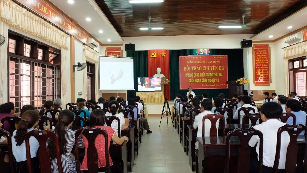 Hơn 200 cán bộ công chức cùng 5 đơn vị xã đã nghe Giáo sư Nguyễn Lân Dũng nói chuyện chuyên đề. (Ảnh: LC)