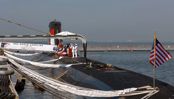 Tàu ngầm hạt nhân tấn công North Carolina SSN777 lớp Virginia của Hải quân Mỹ, thả neo tại vịnh Subic của Philippines.