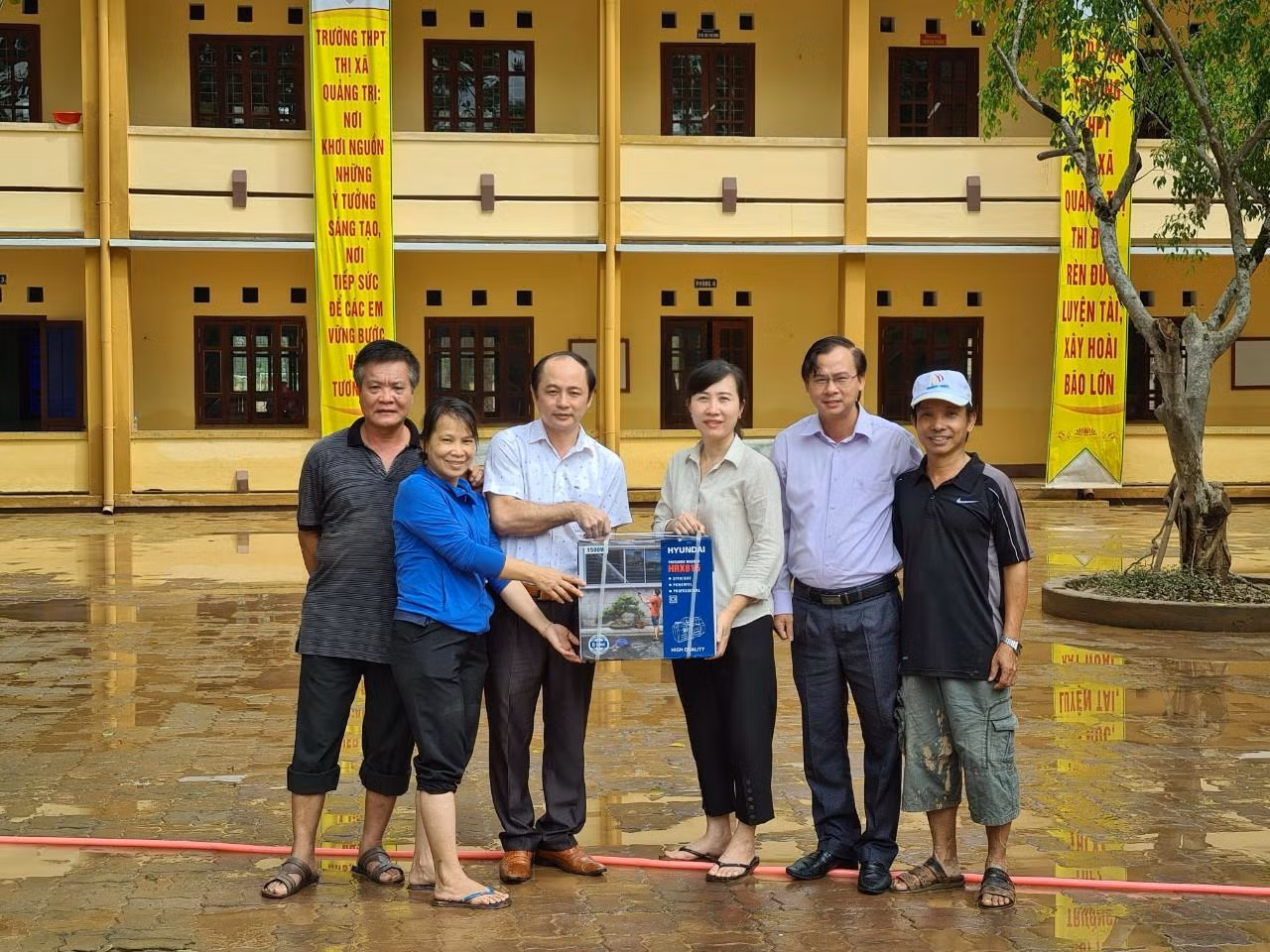 Tương trợ nhau đi qua thiên tai bão lũ. Ảnh: Sở Giáo dục và Đào tạo Quảng Trị