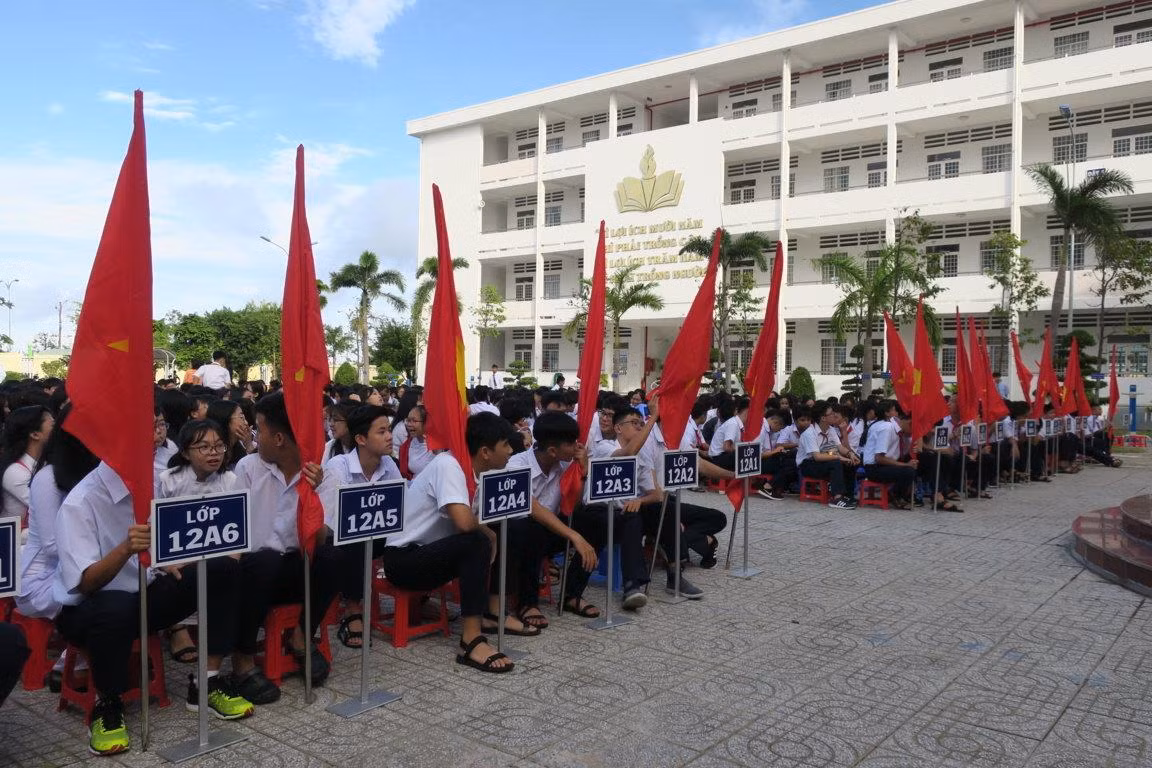Học sinh Trường Trung học phổ thông Võ Văn Kiệt khai giảng năm học 2018 - 2019. (Ảnh: Cổng thông tin điện tử Sở Giáo dục và Đào tạo tỉnh Kiên Giang).