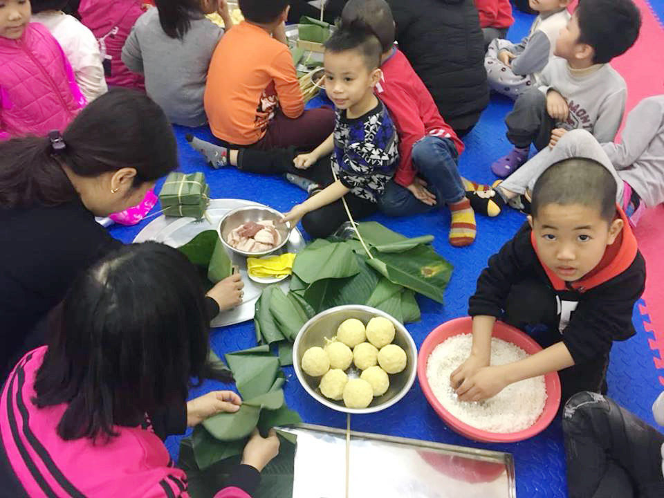 Học sinh trường Mầm non Bông Sen được hướng dẫn, tự tay gói bánh chưng (Ảnh: Lã Tiến) Học sinh trường Mầm non Bông Sen được hướng dẫn, tự tay gói bánh chưng (Ảnh: Lã Tiến)