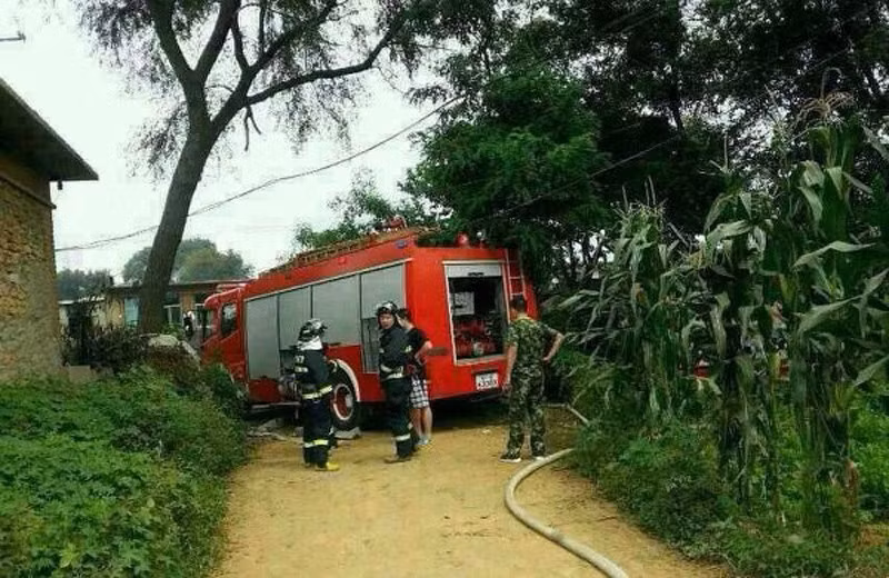 Lính cứu hỏa có mặt tại hiện trường. Lính cứu hỏa có mặt tại hiện trường.