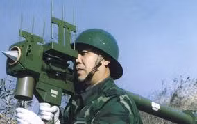 Tên lửa phòng không vác vai FN-6 do Trung Quốc sản xuất. Tên lửa phòng không vác vai FN-6 do Trung Quốc sản xuất.