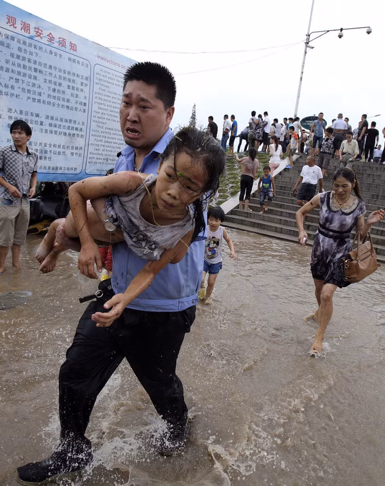 Cảm giác kinh hoàng sau cơn sóng dữ.
