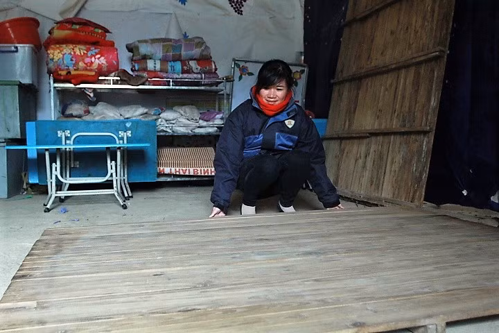 Cô Phượng, giáo viên điểm trường Lìm Thái kê phản cho các em nghỉ trưa. Cô cho biết dù còn gặp nhiều khó khăn nhưng các cô vẫn rất yêu mảnh đất này và những em học sinh nơi đây.