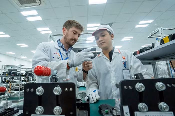 VinSmart quy tụ được đội ngũ các nhà khoa học và chuyên gia dày dạn kinh nghiệm từ các Viện nghiên cứu và các công ty công nghệ hàng đầu trên thế giới. VinSmart quy tụ được đội ngũ các nhà khoa học và chuyên gia dày dạn kinh nghiệm từ các Viện nghiên cứu và các công ty công nghệ hàng đầu trên thế giới.