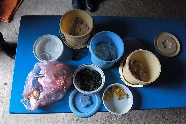 Cặp lồng cơm của các em chủ yếu vẫn là cơm trắng ăn với măng cay. Có em ăn cơm với đường, gia đình nào có điều kiện hơn chút thì chuẩn bị cho con một miếng trứng rán đã nguội tanh ngắt.