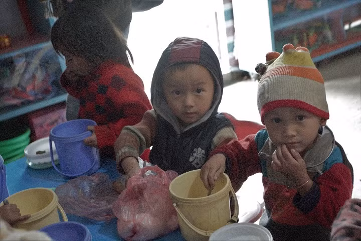 Bữa cơm vui vẻ mặc dù thức ăn thiếu thốn. Em nào cũng ăn hết sạch khẩu phần của mình.