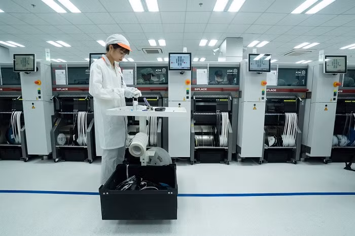 Dây truyền gắn linh kiện điện tự động tại nhà máy Vsmart. Dây truyền gắn linh kiện điện tự động tại nhà máy Vsmart.
