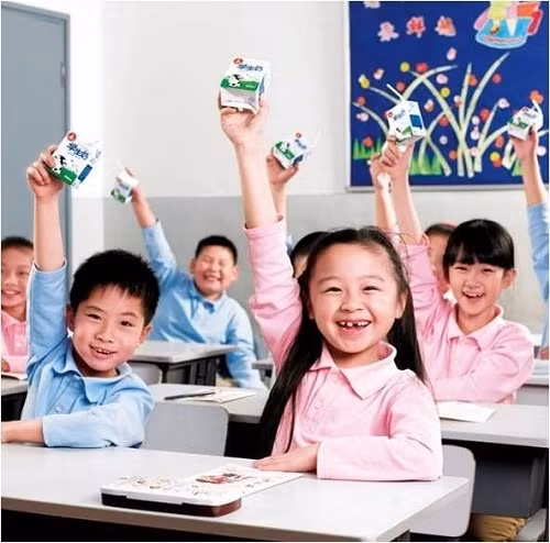 Hình ảnh học sinh tại Trung Quốc uống sữa trong trường học (nguồn: internet). Hình ảnh học sinh tại Trung Quốc uống sữa trong trường học (nguồn: internet).