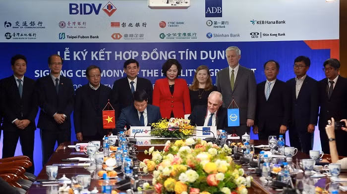 Ông Lê Ngọc Lâm - Phó Tổng Giám đốc phụ trách Ban Điều hành BIDV (tay trái) và Ông Michael Barrow - Vụ trưởng Vụ Hoạt động khu vực tư nhân của ADB đại diện hai đơn vị ký kết Hợp đồng tín dụng.