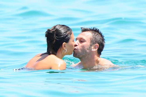 Cassano và bà xã liên tục có những cử chỉ quấn quýt bên nhau. Nhìn vào họ cứ như là mới yêu nhau vậy.