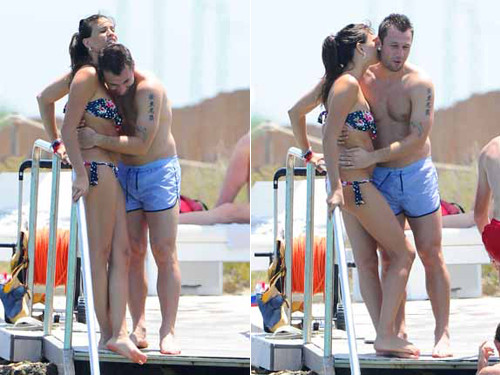 Cassano và bà xã liên tục có những cử chỉ quấn quýt bên nhau. Nhìn vào họ cứ như là mới yêu nhau vậy.