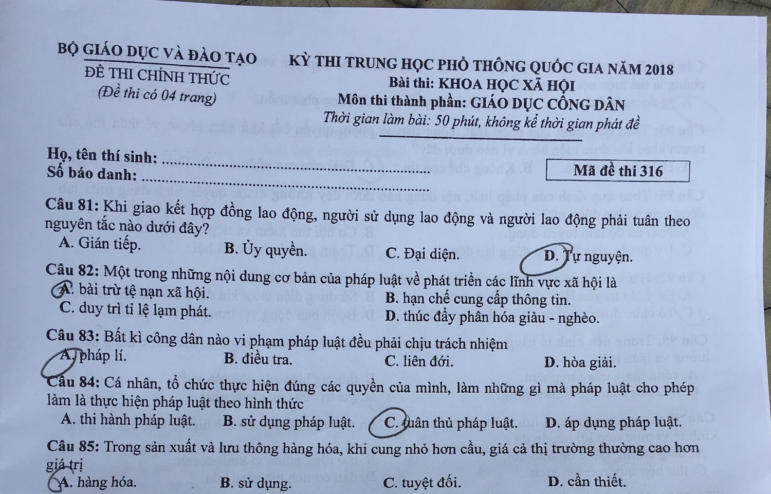 Đề thi môn Giáo dục công dân trong phòng thi số 0059 tại phần họ tên thí sinh và số báo danh để trống là vi phạm nghiêm trọng quy chế thi. Ảnh: Vũ Phương Đề thi môn Giáo dục công dân trong phòng thi số 0059 tại phần họ tên thí sinh và số báo danh để trống là vi phạm nghiêm trọng quy chế thi. Ảnh: Vũ Phương