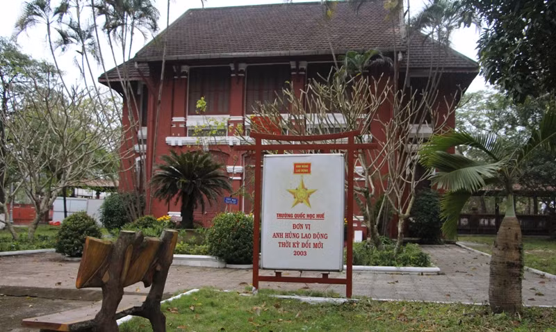 Năm 2003, Trường được trao tặng danh hiệu "đơn vị anh hùng lao động thời kỳ đổi mới".