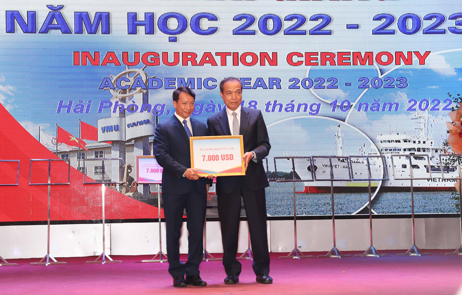 Lãnh đạo nhà trường tiếp nhận tài trợ từ các đối tác (Ảnh: LT) Lãnh đạo nhà trường tiếp nhận tài trợ từ các đối tác (Ảnh: LT)