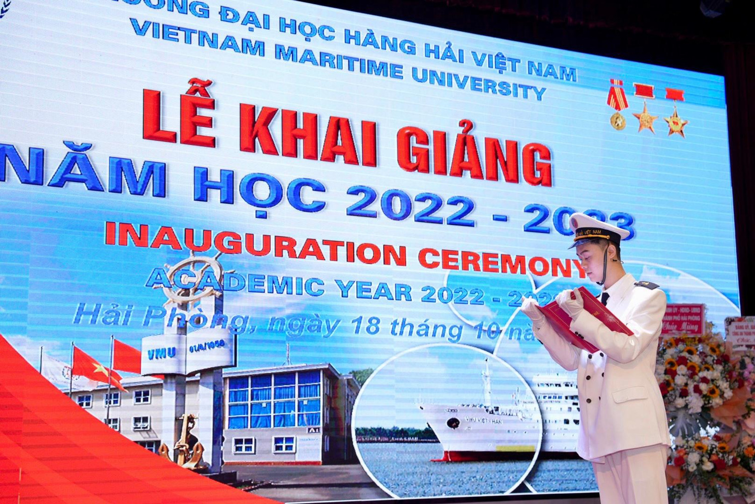 Tân sinh viên thực hiện nghi lễ truyền thống của nhà trường (Ảnh: LT) Tân sinh viên thực hiện nghi lễ truyền thống của nhà trường (Ảnh: LT)
