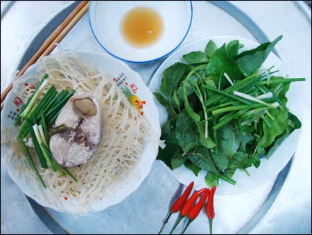 Cá ngừ sau khi được đánh bắt, nấu cùng cà chua, hành lá, nêm thêm một chút ớt cho có vị cay là đã có món nước dùng tuyệt hảo cho món phở. Đặc biệt, một phụ liệu không thể thiếu của món phở sắn cá ngừ là bánh tráng gạo nướng. Theo giải thích của người dân địa phương là "cho chắc (no) bụng".