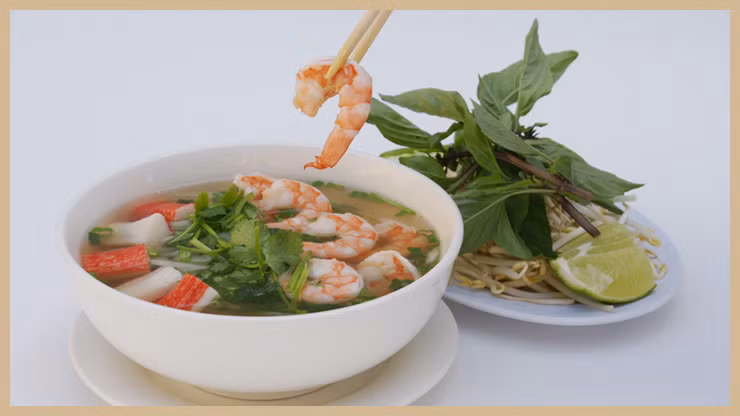 Với tôm, ngao và mực, 3 loại hải sản đặc trưng được nhiều người yêu thích, cùng với bánh phở truyền thống, phở hải sản đã làm nên một món ăn cách tân từ những chất liệu quen thuộc.