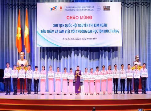 Bà Nguyễn Thị Kim Ngân trao tặng 20 suất học bổng cho các tân sinh viên của nhà trường (ảnh: TDT) Bà Nguyễn Thị Kim Ngân trao tặng 20 suất học bổng cho các tân sinh viên của nhà trường (ảnh: TDT)