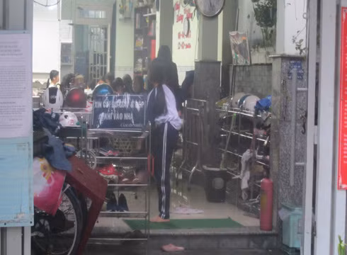 Bên trong cơ sở dạy thêm 215/9 Huỳnh Văn Bánh, rất đông học sinh đang theo học (ảnh: P.L)