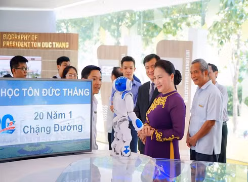 Chủ tịch Quốc hội Nguyễn Thị Kim Ngân tham quan cơ sở vật chất của Trường Tôn Đức Thắng (ảnh: TDT) Chủ tịch Quốc hội Nguyễn Thị Kim Ngân tham quan cơ sở vật chất của Trường Tôn Đức Thắng (ảnh: TDT)