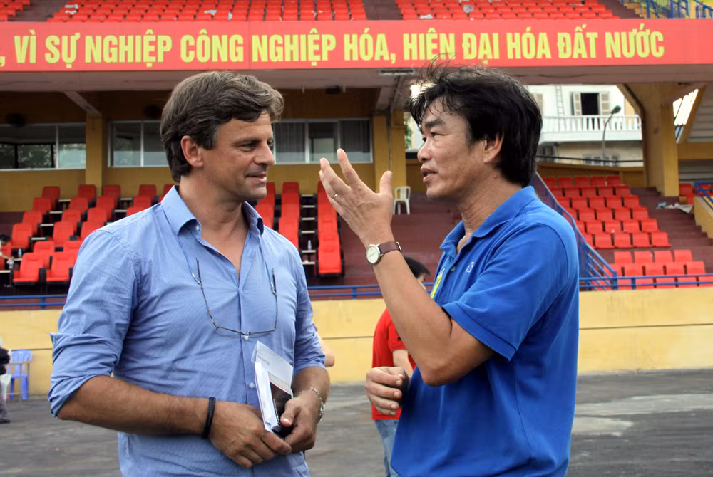 Goetz làm quen với “phó tướng” Phan Thanh Hùng.