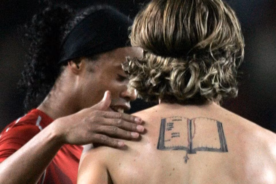 Ronaldinho và đồng hương Filipe Luís, người xăm lên lưng một cuốn kinh thánh. Ronaldinho và đồng hương Filipe Luís, người xăm lên lưng một cuốn kinh thánh.