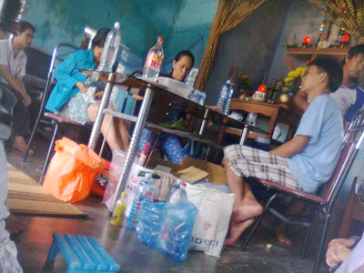 Bà Châu (ngồi giữa) đang “bốc thuốc“ cho người bệnh tại nhà. (ảnh chụp bằng điện thoại) Bà Châu (ngồi giữa) đang “bốc thuốc“ cho người bệnh tại nhà. (ảnh chụp bằng điện thoại)