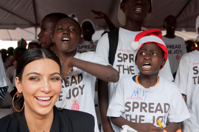 Kim Kardashian cùng trẻ em nghèo Haiti. Kim Kardashian cùng trẻ em nghèo Haiti.