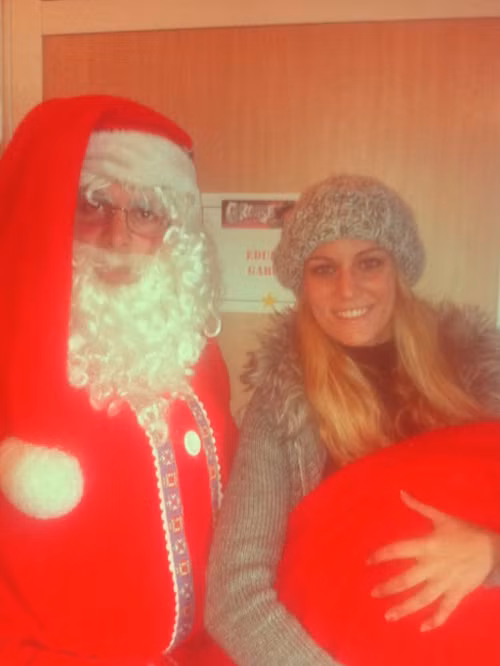 Edurne, bạn gái của thủ môn David de Gea (Man United) bên cạnh một ông già Noel. Edurne, bạn gái của thủ môn David de Gea (Man United) bên cạnh một ông già Noel.