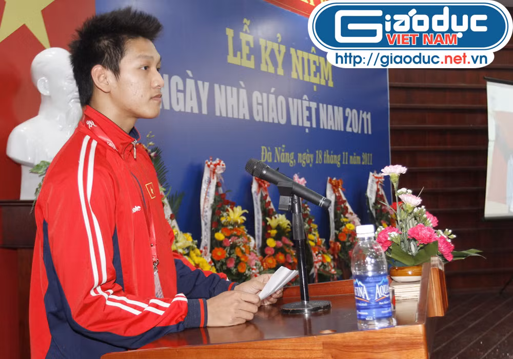 Về đến Đà Nẵng, Phước đến thẳng Cung Thể thao Tiên Sơn (thuộc Sở VH-TT&DL Đà Nẵng) để dự lễ kỷ niệm ngày Nhà giáo Việt Nam…