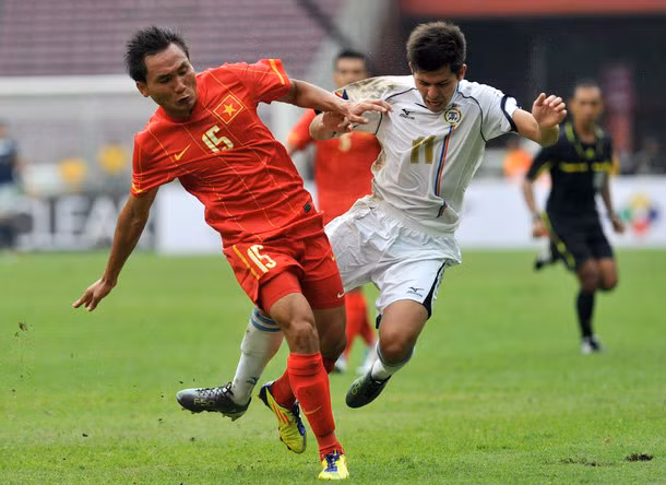 Huỳnh Phú vất vả với tiền đạo Joshua Beloya.